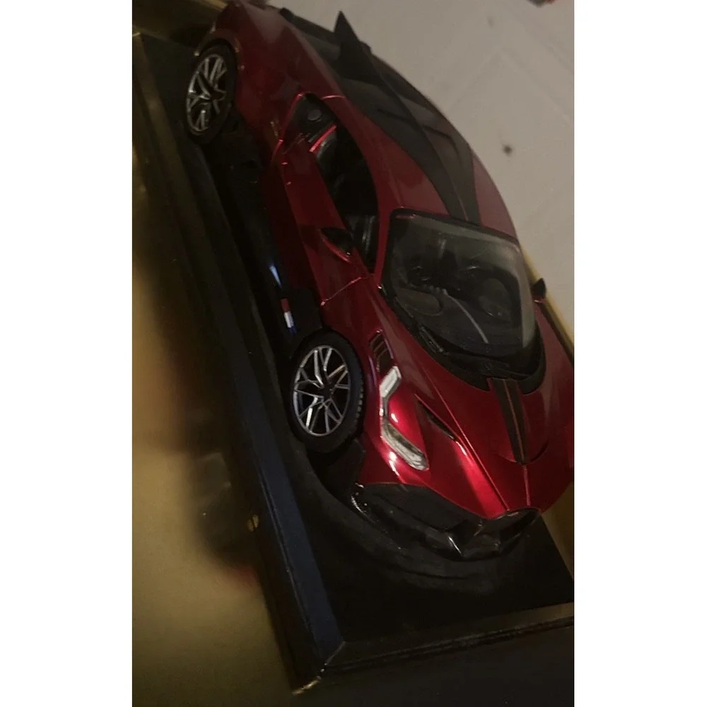 Maisto 1/18 Scale Diecast Bugatti‎ Divo - Red/Black